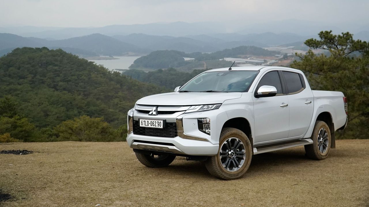 Mitsubishi Triton 4×4 AT MIVEC Premium (số tự động, 2 cầu)