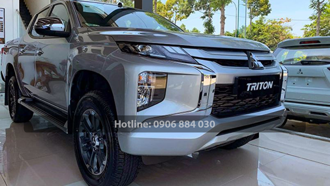 Khách hàng đăng ký lái xe thử tại đại lý Mitsubishi quận Gò Vấp