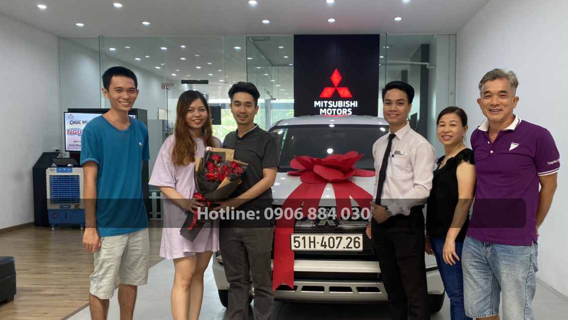 Khách hàng hân hoan và hài lòng khi mua xe tại đại lý Mitsubishi tphcm