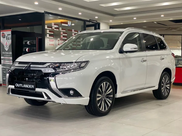 Phần thân xe của Mitsubishi Outlander 2023 có dạng hình thuôn dài cùng ô cửa sổ rộng