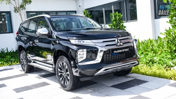 Gương xe trên Pajero Sport được trang bị tính năng điều chỉnh điện, gập điện và đèn LED