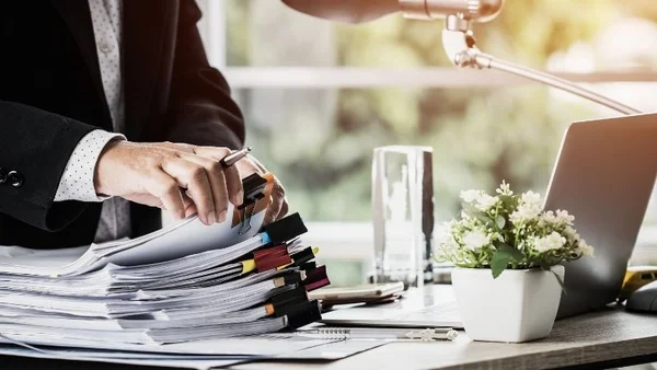 Rút hồ sơ gốc xe ô tô là một thủ tục bắt buộc khi chủ sở hữu muốn mua bán hay sang nhượng xe ô tô qua một tỉnh thành khác