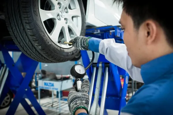 Cách bảo dưỡng xe ô tô đúng cách là cần phải kiểm tra lốp xe
