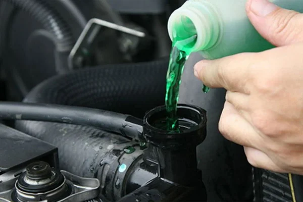 Cách bảo dưỡng xe ô tô chuẩn là cần kiểm tra nước làm mát