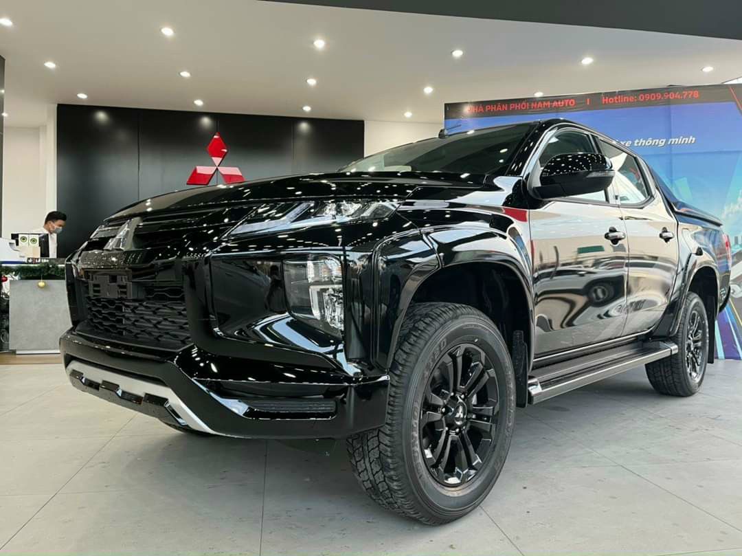 Mitsubishi Triton 4x4 AT MIVEC Premium 2024 với động cơ diesel 2.4L, hệ dẫn động Super Select 4WD-II, nội thất da cao cấp và 7 túi khí an toàn