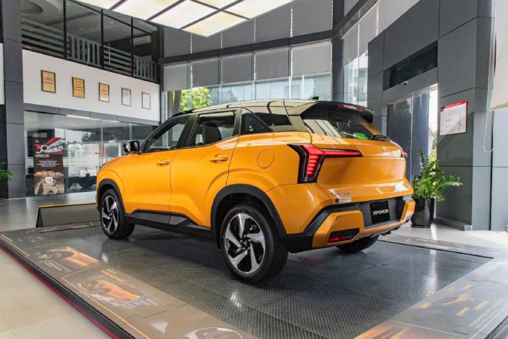 Ngoại thất Mitsubishi Xforce Ultimate khác biệt với radar quét tích hợp dưới logo đầu xe