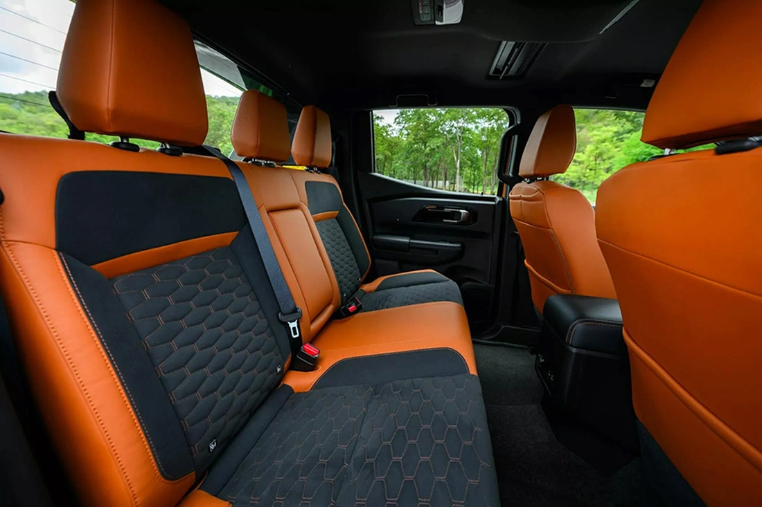 Không gian hàng ghế sau Triton Athlete 2024 rộng rãi thoải mái cho ba hành khách