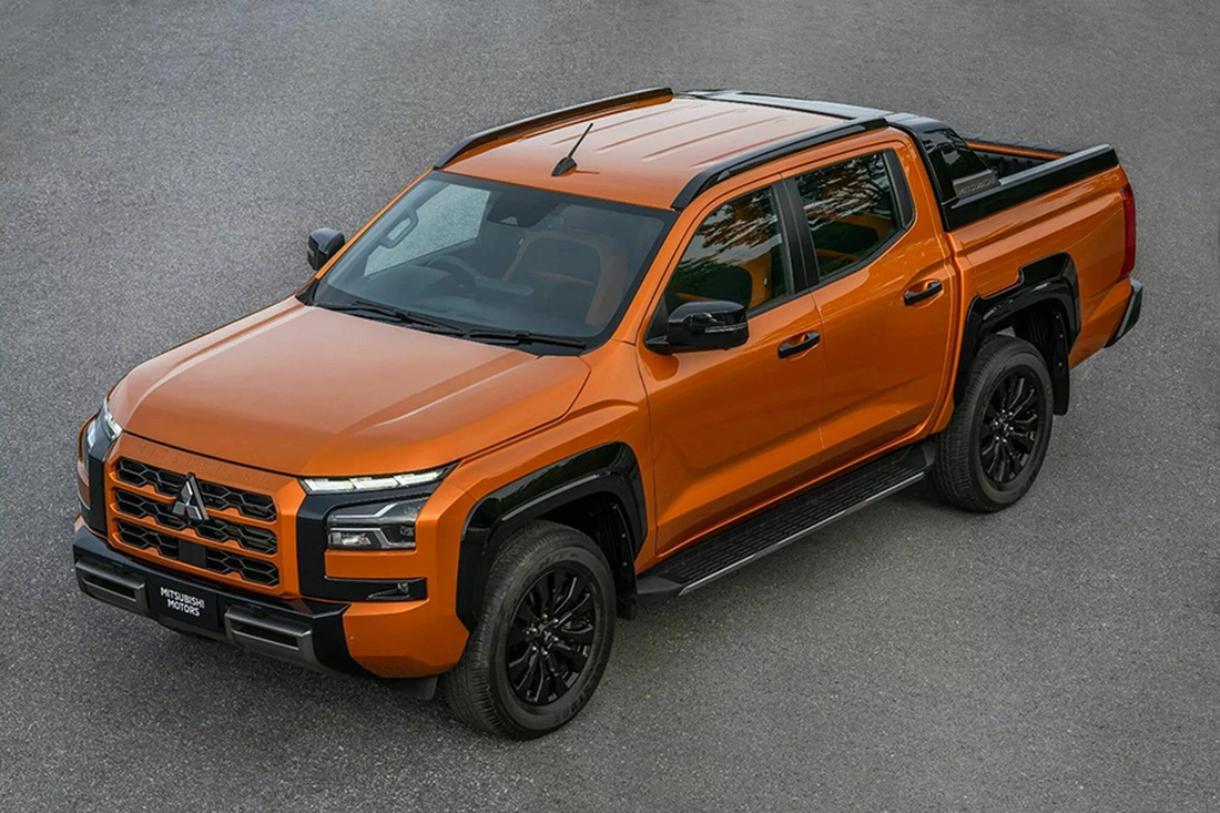 Mitsubishi Triton Athlete 2024 đầu xe thể thao với cản trước hầm hố và logo Athlete