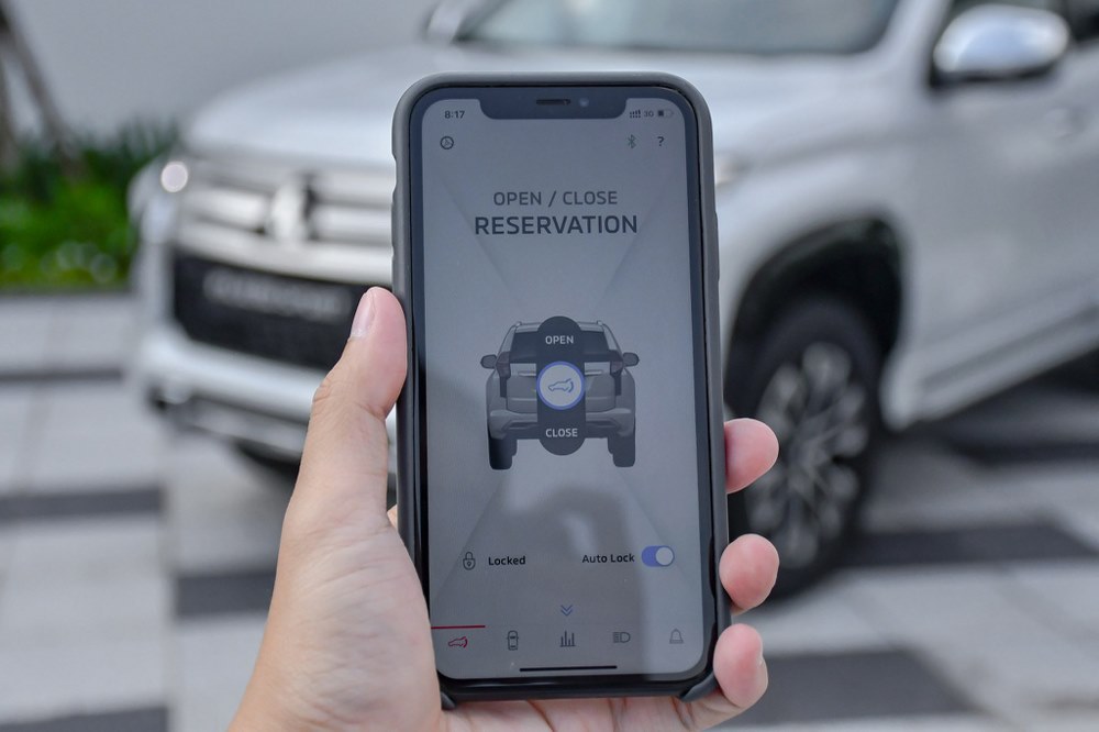 Lý do nên mua Mitsubishi All New Pajero Sport 2024 10 Tiện ích thông minh Pajero Sport 2024: mở cốp, tìm xe và quản lý nhiên liệu từ xa