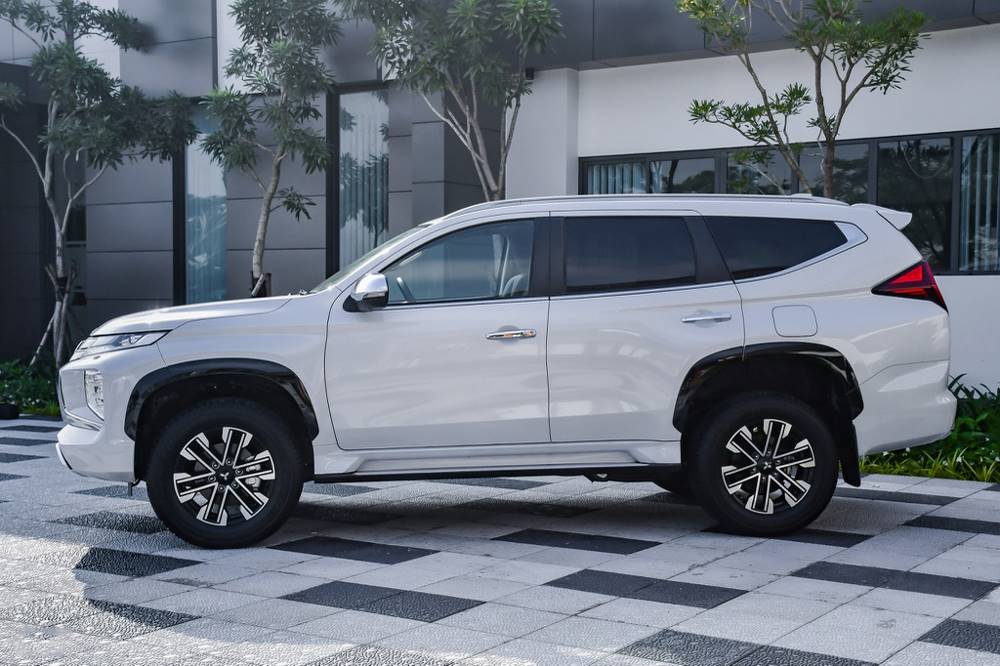 Lý do nên mua Mitsubishi All New Pajero Sport 2024 3 Mitsubishi Pajero Sport – Trang bị hệ thống rửa đèn chiếu sáng tăng an toàn