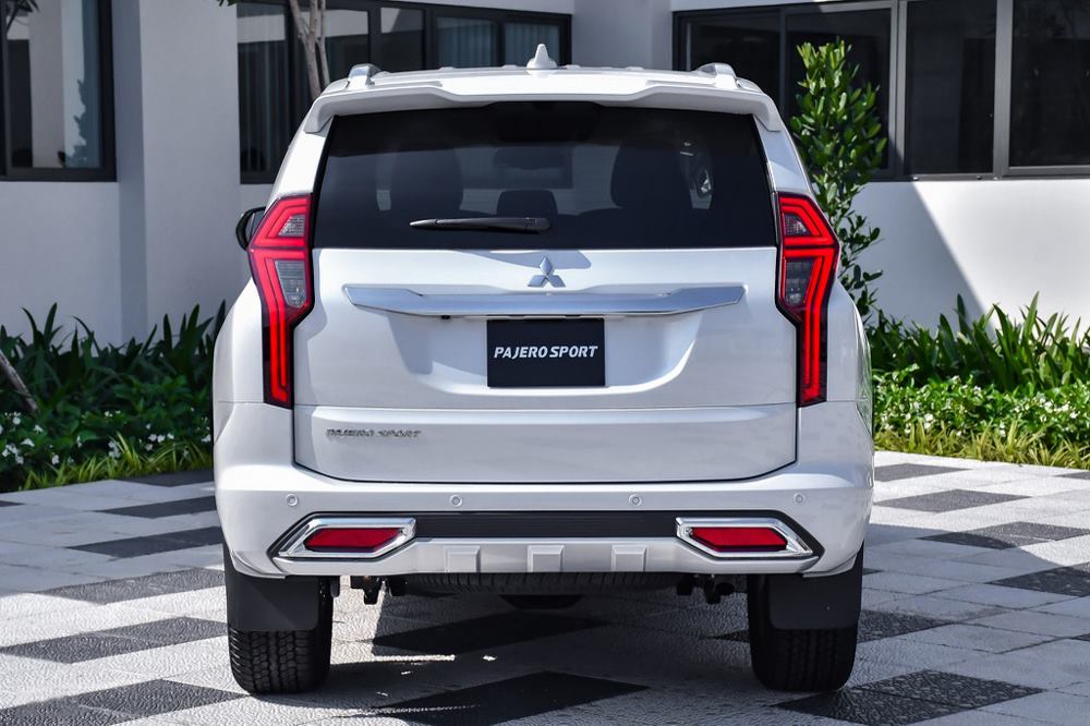 Lý do nên mua Mitsubishi All New Pajero Sport 2024 4 Mitsubishi Pajero Sport – Đèn hậu LED mới, ăng-ten vây cá và cánh gió thể thao