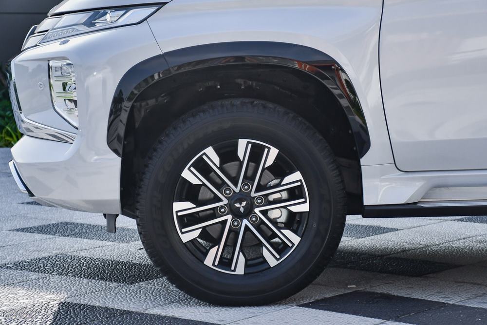 Lý do nên mua Mitsubishi All New Pajero Sport 2024 5 Mitsubishi Pajero Sport – Mâm hợp kim 18 inch mới, gầm cao và linh hoạt