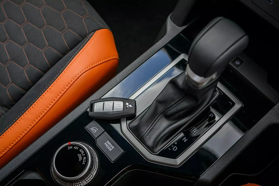 Mitsubishi Triton 2024: ra mắt phiên bản thể thao sau thế hệ mới 11 Cần gạt số Mitsubishi Triton Athlete 2024 thiết kế thể thao hiện đại