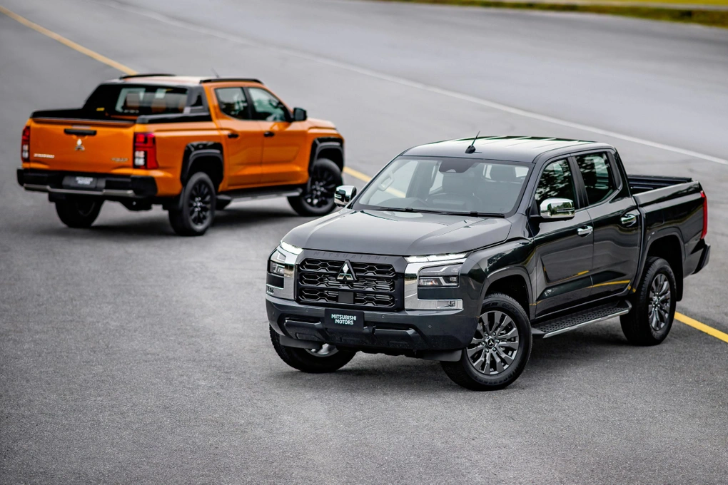 Ngoại thất Mitsubishi Triton 2024 thể thao với lưới tản nhiệt vuông vức và đèn LED ban ngày hiện đại