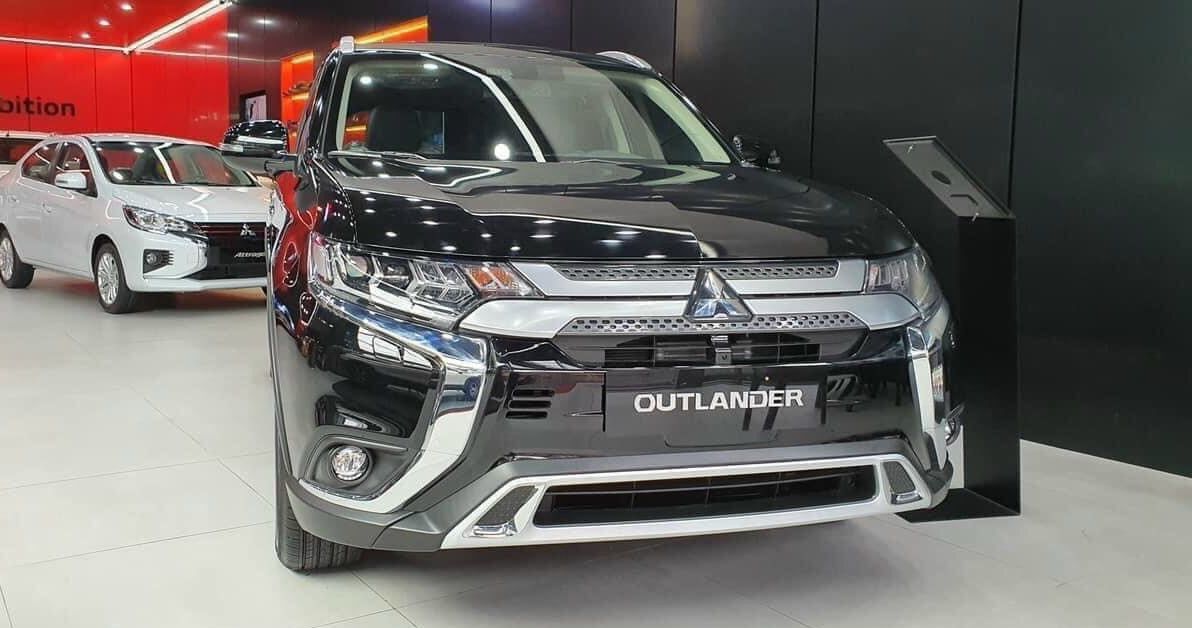 Mitsubishi Outlander 2024 màu Đen sang trọng và mạnh mẽ