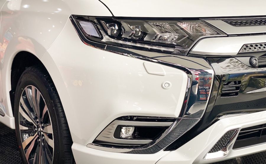 Ở phiên bản 2.0 CVT Premium, toàn bộ hệ thống đèn chiếu xa/gần, chiếu sáng ban ngày và đèn sương mù đều full LED