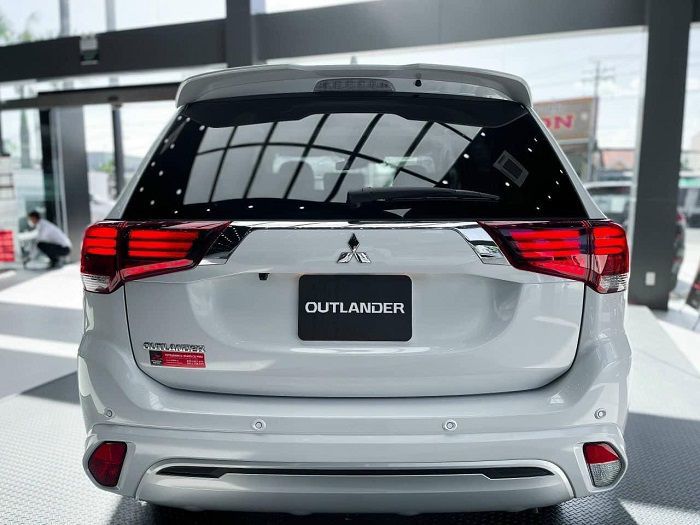 Đuôi xe Mitsubishi Outlander 2024 với đèn hậu LED và cánh lướt gió hiện đại