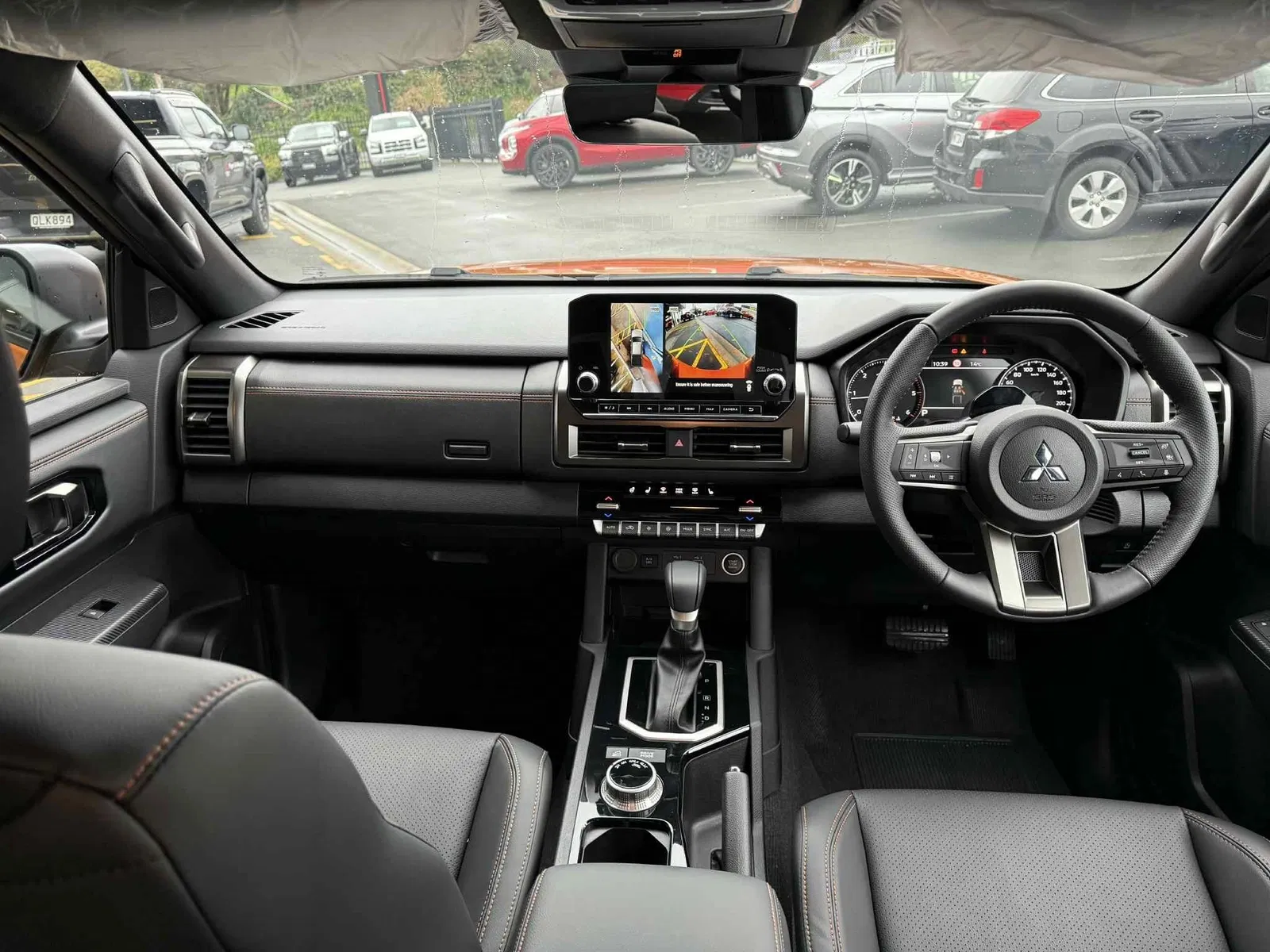 Giá Bán Mitsubishi Triton mới 2024 tháng 9/2024 8 Nội thất Mitsubishi Triton 2024 hiện đại với thiết kế táp-lô ngang và màn hình giải trí nổi bật