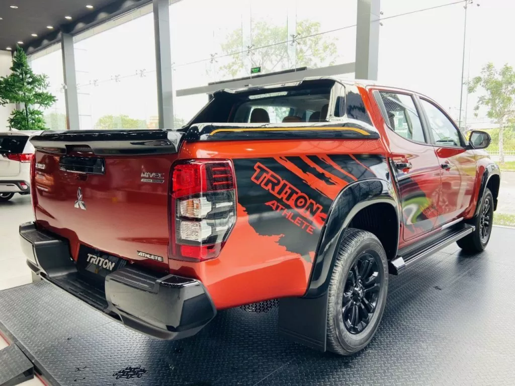 Mitsubishi Triton 2024 thiết kế nội thất thực dụng, ghế ngồi thoải mái, màn hình cảm ứng và khoang lưu trữ thông minh
