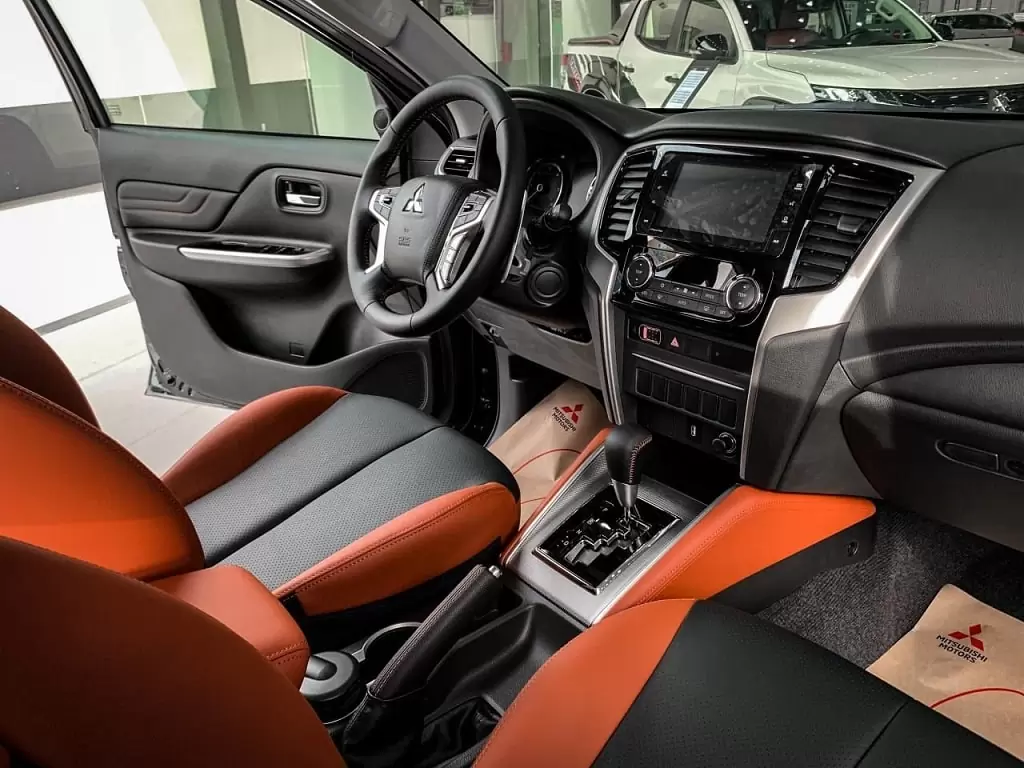 Mitsubishi Triton 2024 với hệ thống giải trí màn hình cảm ứng, kiểm soát cân bằng điện tử và hỗ trợ khởi hành ngang dốc