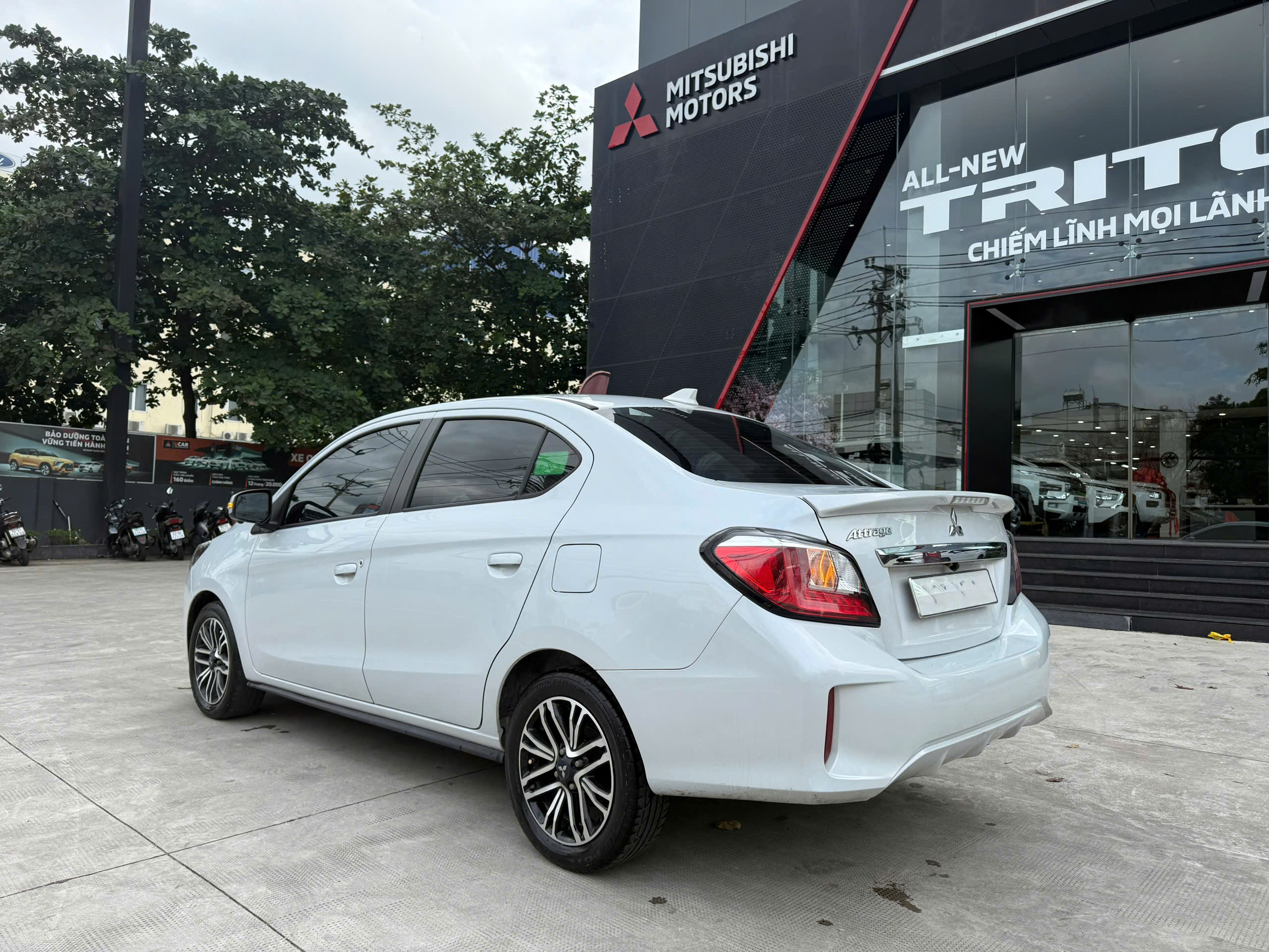 mitsubishi-attrage-trắng