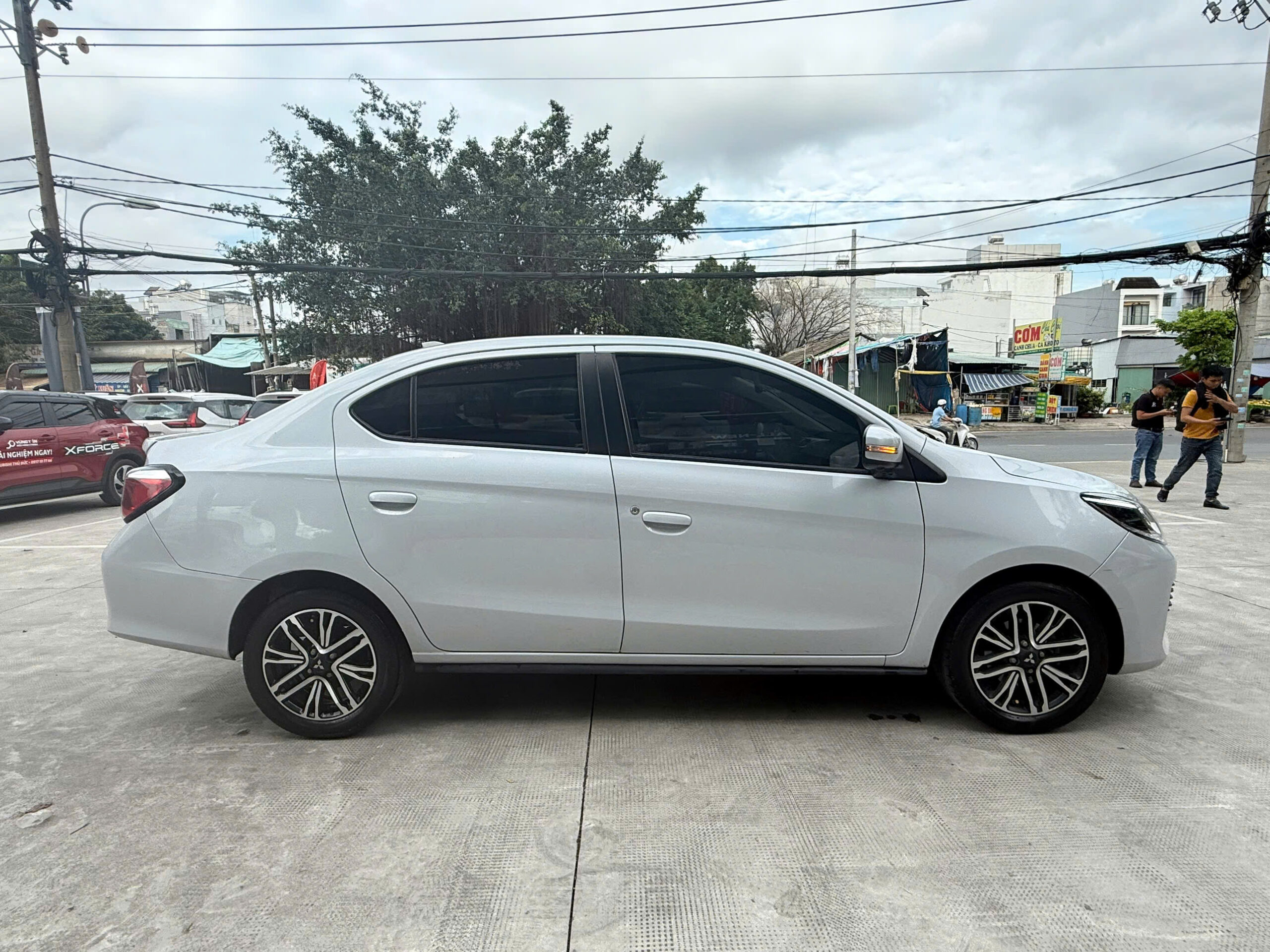 mitsubishi-attrage-trắng