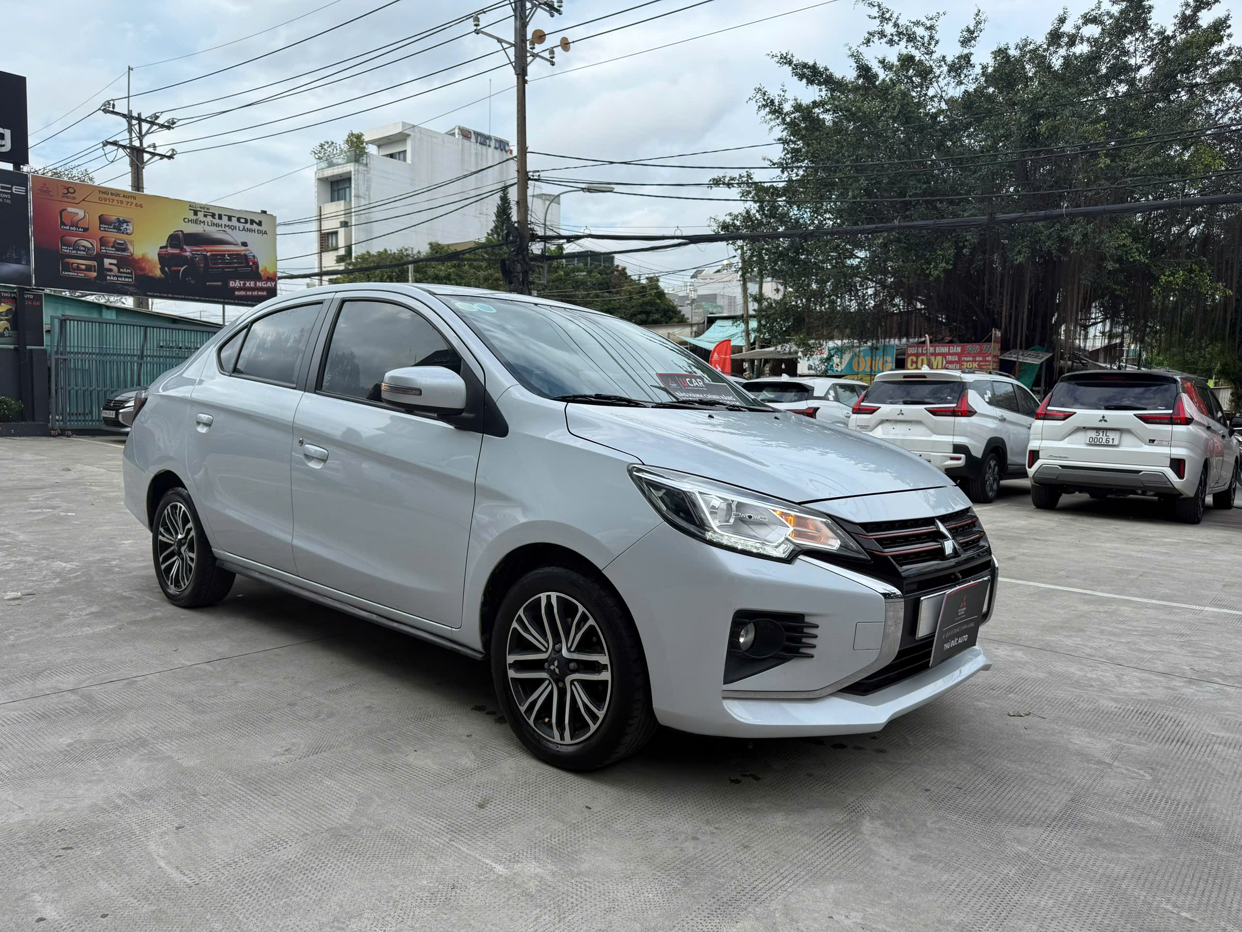 mitsubishi-attrage-trắng