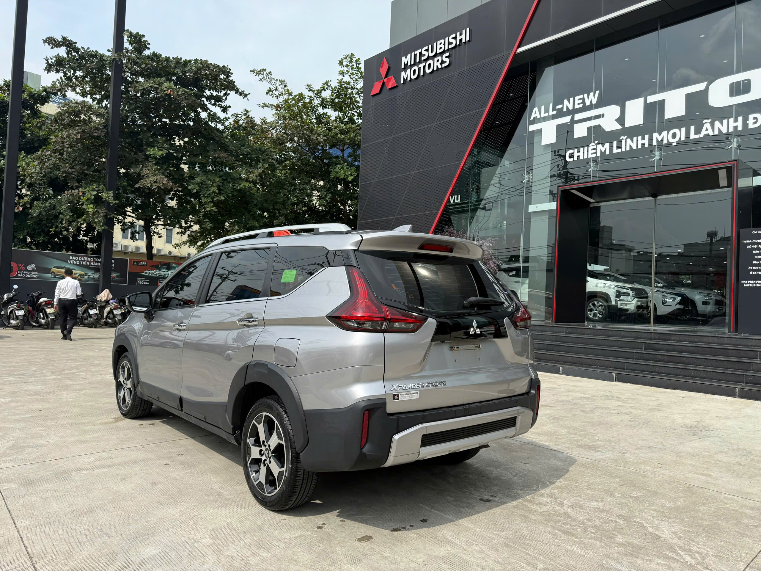 xpander-cross-2022-bạc