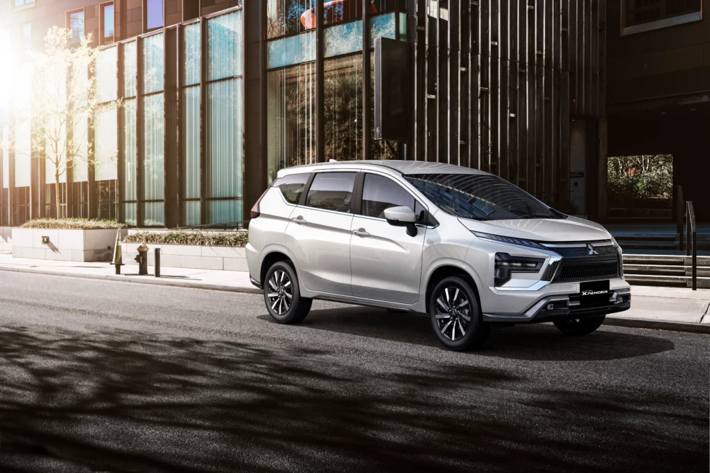 Mitsubishi Xpander 2026 tạo cảm giác liền mạch nhờ mui xe vuốt cong và cửa sổ tối màu tinh tế.