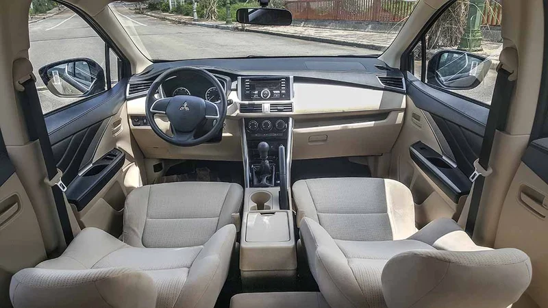 Mitsubishi Xpander 2018: Đánh giá chi tiết, giá xe và so sánh các đời 2 Không gian nội thất Xpander 2018 rộng thoáng với chiều dài cơ sở lớn, tạo cảm giác thoải mái cho hành khách.