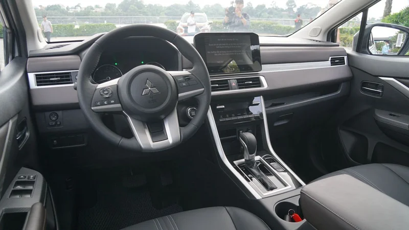 Mitsubishi Xpander Cross 2023: Đánh giá chi tiết & Giá lăn bánh mới nhất 2 Trải nghiệm Mitsubishi Xpander Cross 2023 với khoang lái sang trọng, màn hình 9 inch tích hợp Apple CarPlay.