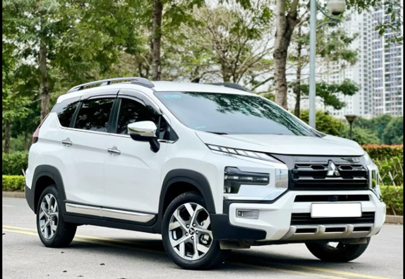 Khám phá ngoại thất mạnh mẽ Mitsubishi Xpander Cross 2024 với lưới tản nhiệt Dynamic Shield đầy bản sắc SUV.