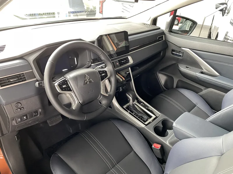Trải nghiệm ghế da cao cấp chống nhiệt và màn hình cảm ứng 9 inch trên Mitsubishi Xpander Cross 2024..