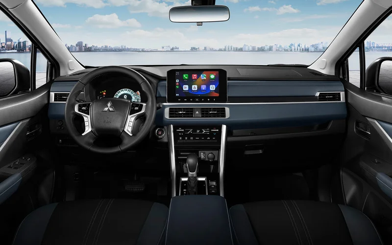 Mitsubishi Xpander Cross 2025 nâng cấp nội thất tiện nghi, màn hình giải trí lớn và bảng đồng hồ kỹ thuật số.