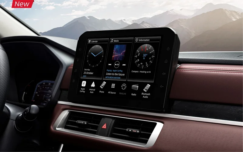 Mitsubishi Xpander Cross 2026 nâng cấp công nghệ nội thất tiên tiến với màn hình giải trí lớn và cụm đồng hồ kỹ thuật số.