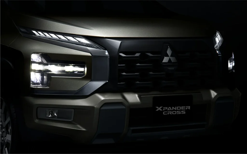 Thiết kế ngoại thất Xpander Cross 2026: Lột xác mạnh mẽ và hiện đại 3 Thiết kế đèn pha mới dạng chữ “T” nằm ngang đầy ấn tượng & hiện đại. Công nghệ LED thấu kính giúp chiếu sáng tốt hơn nhờ khả năng hội tụ ánh sáng