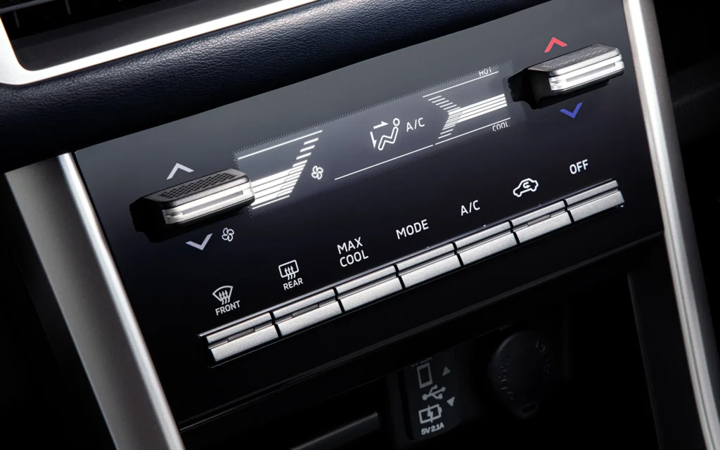 Khoang lái được làm mát ngay tức thì chỉ với một chạm.