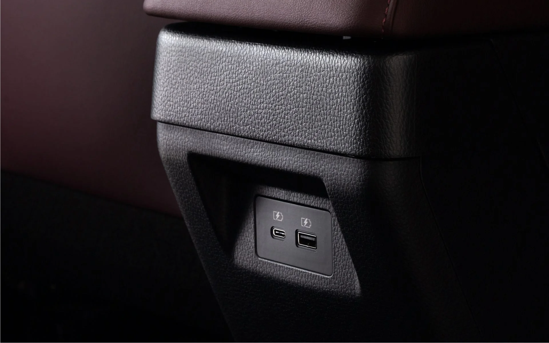 Bệ tỳ tay được trang bị 2 cổng sạc USB ở phía sau cho hàng ghế 2: 01 cổng USB Type-A và 01 cổng USB Type-C