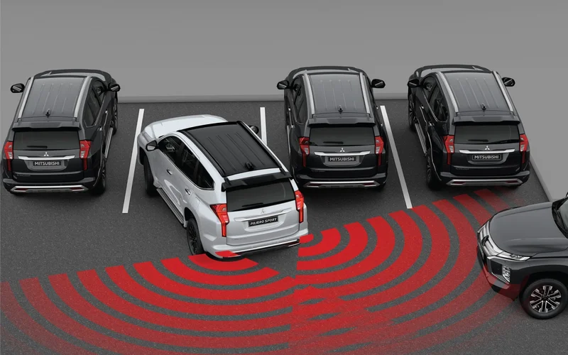 Nếu hệ thống phát hiện có phương tiện đến gần khi lùi xe, thông tin cảnh báo sẽ xuất hiện trên màn hình hiển thị đa thông tin, âm thanh cảnh báo sẽ phát ra và đèn hiển thị trên gương chiếu hậu sẽ nhấp nháy giúp cảnh báo an toàn cho người lái.