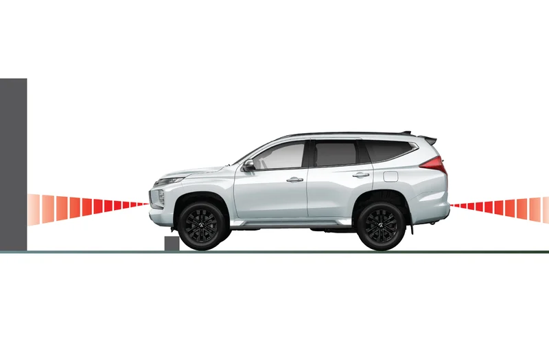 Khi người lái chuyển cần số sang vị trí “D” hoặc “R” và hệ thống phát hiện có vật cản phía trước/sau trong phạm vi 4m, hệ thống sẽ hoạt động bằng cách phát ra âm thanh cảnh báo đồng thời ngắt công suất đầu ra động cơ để giảm thiểu nguy cơ va chạm.