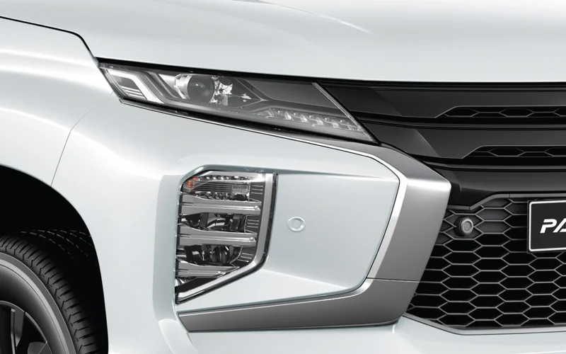 Cụm đèn LED thiết kế mới, tích hợp công nghệ và trang bị hiện đại với đèn chiếu góc hỗ trợ chiếu sáng tốt hơn khi xe vào cua, giúp điều khiển xe dễ dàng và an toàn hơn.