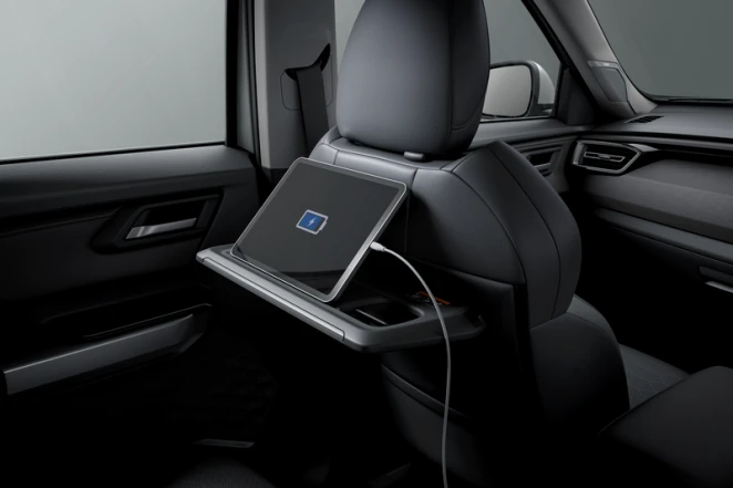 Bàn gập sau ghế trước Mitsubishi Destinator 2025 tiện lợi khi làm việc hoặc ăn nhẹ