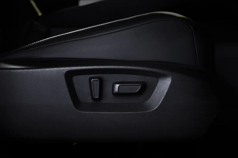 Ghế lái chỉnh điện đa hướng Mitsubishi Destinator 2025