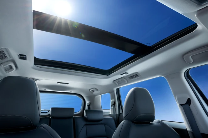 Cửa sổ trời toàn cảnh panoramic sunroof trên Mitsubishi Destinator 2025