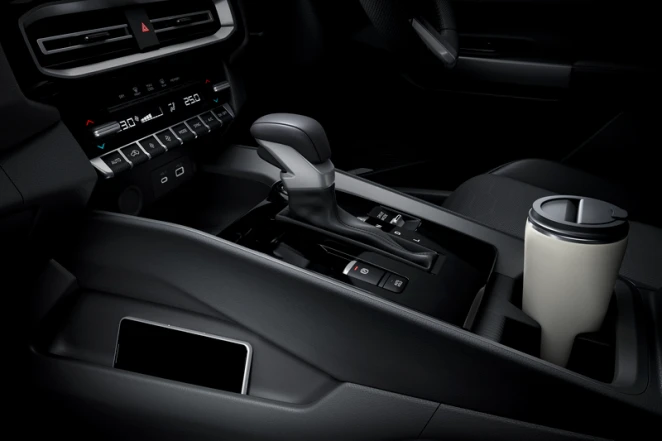 Bệ trung tâm Mitsubishi Destinator 2025 tích hợp hộc ly và ngăn chứa tiện dụng