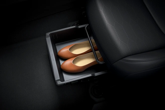 Ngăn chứa đồ dưới ghế phụ Mitsubishi Destinator 2025 tiện lợi và tinh tế