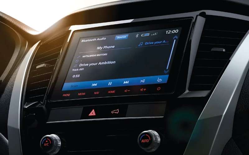 Tích hợp Apple CarPlay và Android Auto mang đến sự tiện lợi và trải nghiệm hiện đại, ngoài ra còn được trang bị kết nối thông minh SDA cho phép hiển thị thông tin đến màn hình đồng hồ kỹ thuật số giúp người lái có thể quan sát các thông tin dễ dàng.