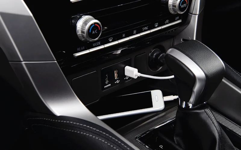 Trang bị cổng sạc USB để sạc trực tiếp cho điện thoại và cổng HDMI để trình chiếu trên màn hình giải trí đa phương tiện.