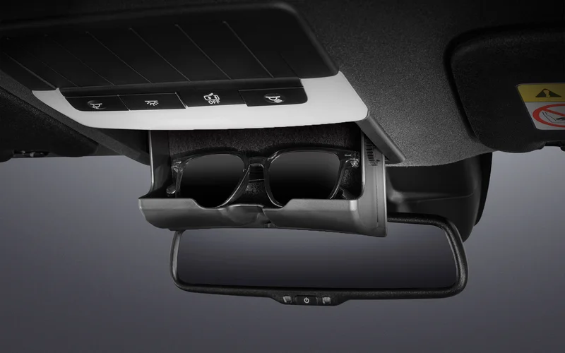 Kích thước lớn, phù hợp với nhiều mẫu kính.