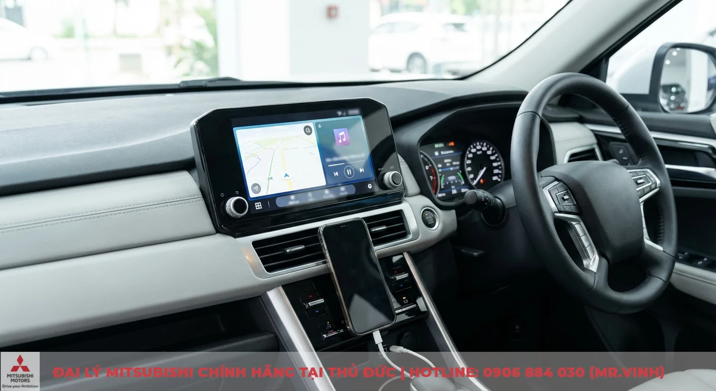 Nội thất Triton 2026: Đánh giá chi tiết thiết kế, công nghệ & tiện nghi 2 Nội thất ô tô với màn hình trung tâm cỡ lớn hiển thị định vị và giải trí, điện thoại đang sạc, cùng cụm đồng hồ kỹ thuật số